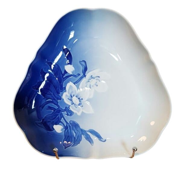 BING & GRONDAHL Triangular Cake Plate, Christmas Rose, Vintage - Picture 2 of 4